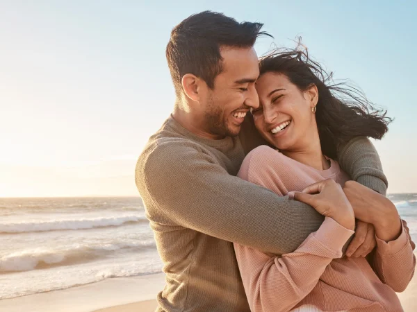 un couple amoureux à la plage
