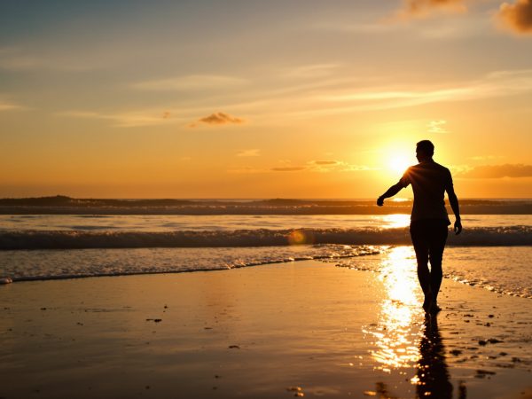 couple_marche_plage_coucher_soleil