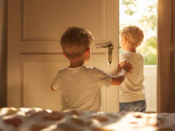 Enfant_Fermant_Porte_Chambre