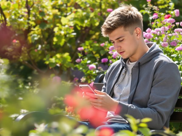 adolescent_avec_smartphone_parc