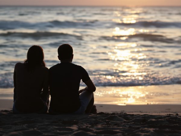 couple_silhouette_plage_spiFacilitating