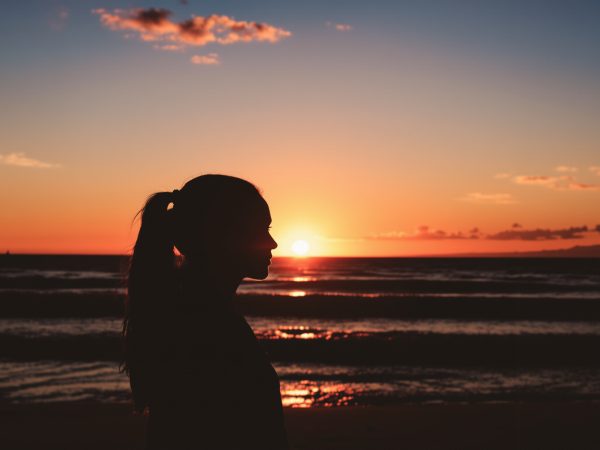silhouette_plage_coucher_soleil