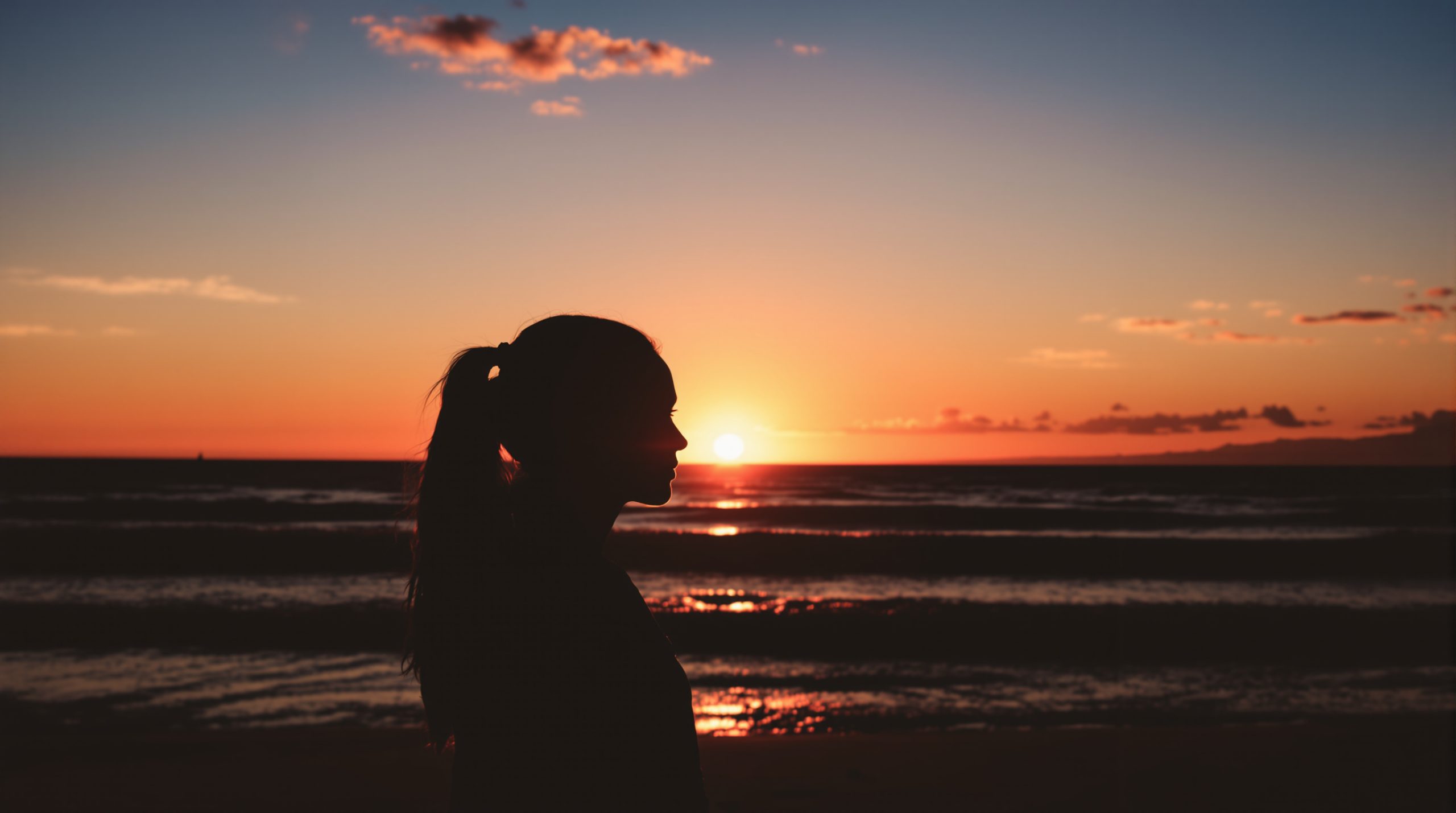 silhouette_plage_coucher_soleil
