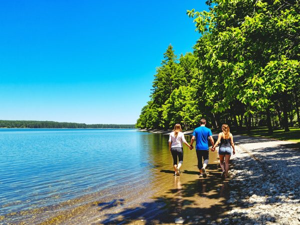marche_couple_lac