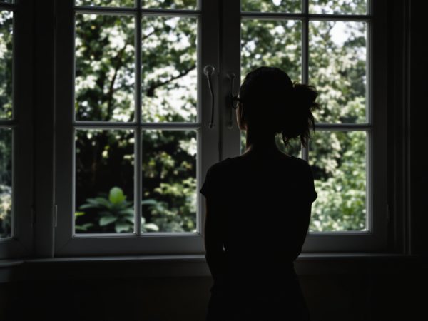 silhouette_feminine_au_jardin